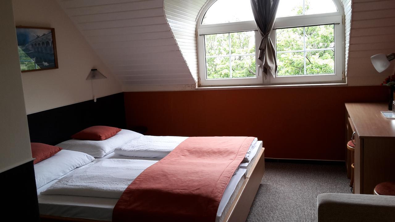 Berg Toboz Panzio Hotel Pecs Ngoại thất bức ảnh
